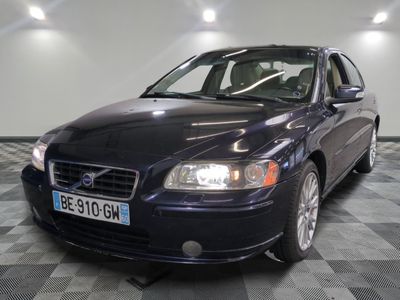 une voiture bleue garée dans une pièce