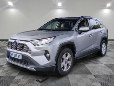 une Toyota RAV grise garée dans un garage