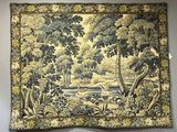 une tapisserie accrochée au mur d'une pièce