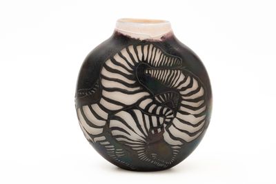 un vase noir et blanc orné d'un motif