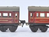 deux petits trains assis côte à côte sur une surface blanche