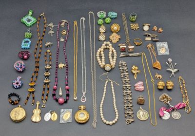 de nombreux types de colliers et de bracelets sur la table