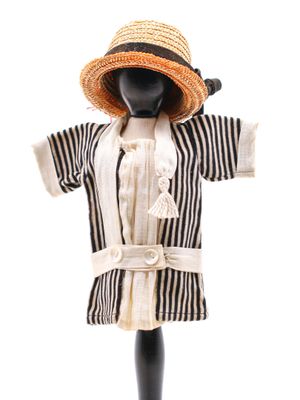 une robe rayée et un chapeau sur une tête de mannequin, sur fond blanc