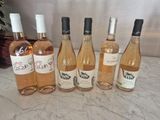 Plusieurs bouteilles de vin sont alignées sur un comptoir en marbre