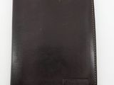 un portefeuille en cuir noir avec des coutures marron sur le devant