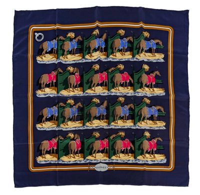 une image représentant une écharpe bleue ornée de chevaux