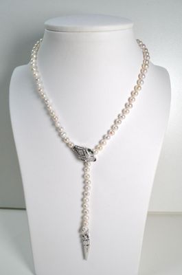 collier en perles et argent orné d'une breloque en forme de plume