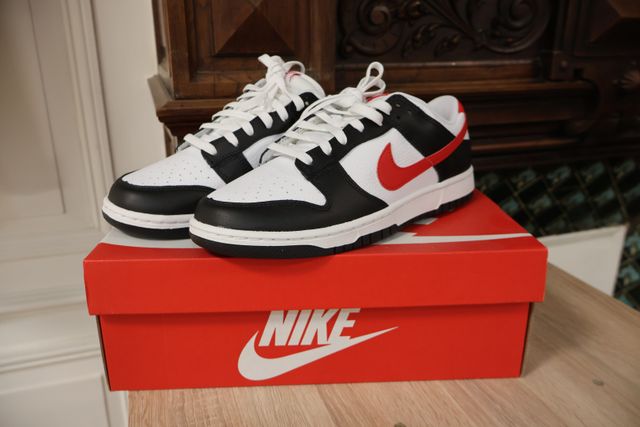 NIKE – Paire de basquets DUNK LOW RETRO. Taille : 43. Neuf. Possi...