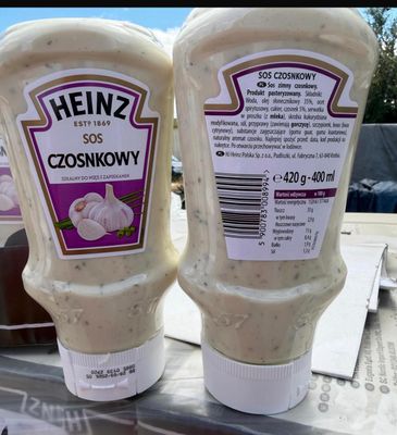 deux bouteilles de mayonnaise Heinz posées sur une table