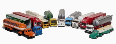Plusieurs camions miniatures sont alignés en cercle sur une surface blanche