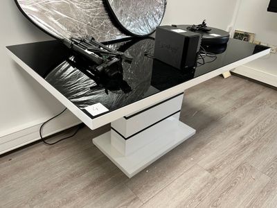 une image représentant un studio photo avec une table et une lampe