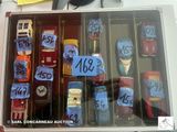 un présentoir de petites voitures avec des étiquettes de prix