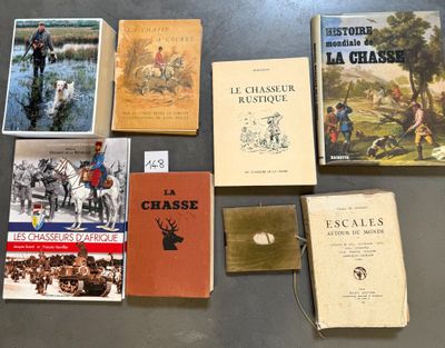 Plusieurs livres sont disposés les uns à côté des autres sur une table.