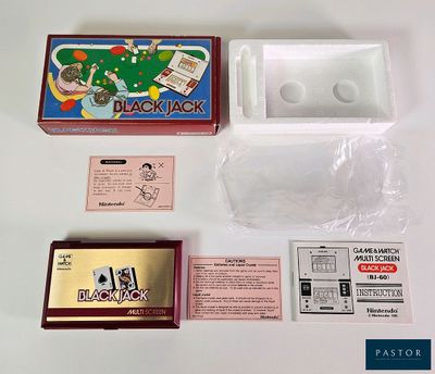 une boîte de blackjack à côté d'une boîte de cartes