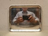 un homme se prenant en photo dans un miroir