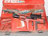 une boîte à outils rouge contenant tout un tas d'outils