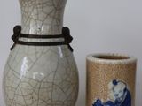 deux vases posés l'un à côté de l'autre sur une table