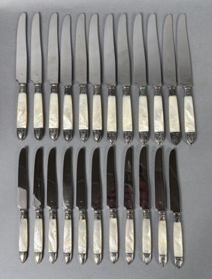 huit couteaux en métal argenté avec incrustations de nacre