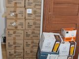 de nombreuses boîtes empilées dans une pièce