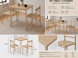 une table et deux chaises, avec une plante posée dessus