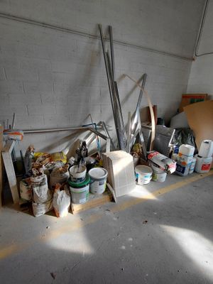une pièce avec beaucoup d'objets sur le sol