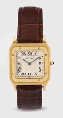 gros plan d'une montre-bracelet avec des chiffres romains