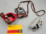 un appareil photo, un étui pour appareil photo et un livre posés sur une table