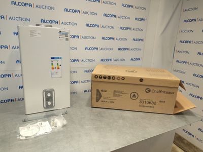 une boîte contenant du matériel électronique posée sur une table devant un mur