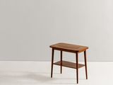 une petite table en bois surmontée d'une étagère