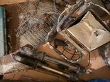 un tas d'outils posé sur une table