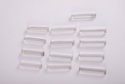 plusieurs morceaux de verre transparent sont disposés sur une surface blanche