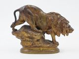 statue en bronze d'un lion sur un rocher sur fond blanc