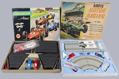 une boîte contenant un assortiment de modèles réduits de voitures de course