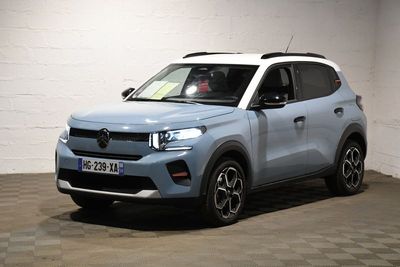 une photo d'un SUV bleu clair garé dans un garage