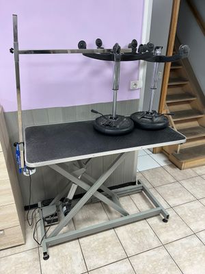 une image représentant une table sur laquelle se trouve une paire de chaussures