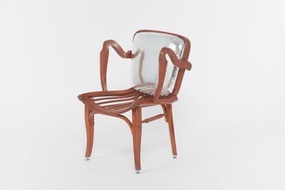 une image représentant une chaise en bois avec un dossier et une assise en verre