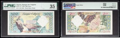 Trois types de monnaies différents sont exposés dans une vitrine