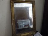 un miroir posé sur une table dans une pièce