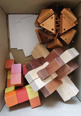 une boîte en carton contenant tout un tas de blocs en bois