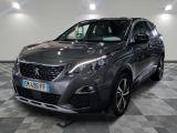 la voiture grise est garée sur un sol en damier dans le garage