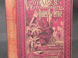 la couverture d'un livre rouge sur laquelle figure l'image d'un homme dans un bateau