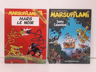 deux livres posés sur une table