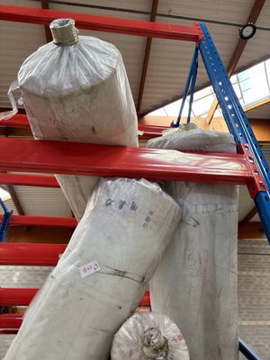 une grande pile de sacs posée sur un support métallique