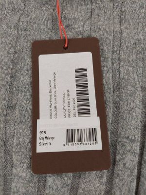 un gros plan sur un pull gris muni d'une étiquette