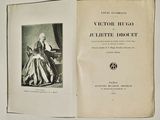 un vieux livre sur lequel figure l'image d'une femme assise sur une chaise