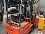 un chariot élévateur à fourche garé dans un garage