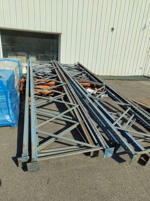 un gros tas de poutres en acier devant un immeuble
