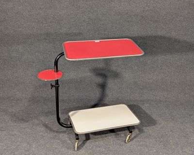 une table rouge et blanche sur laquelle se trouve un ordinateur portable