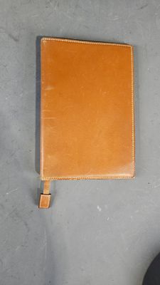 HERMES, Paris : Couverture de carnet d'adresse en cuir gainé…