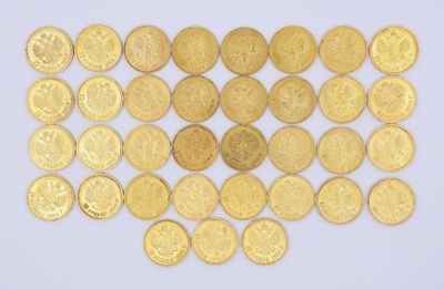 une pile de pièces d'or posée sur une surface blanche